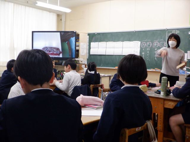 国語「同じ読み方の漢字」に取り組む4年生