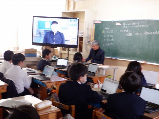 国語「資料を見て考えたことを話そう」に取り組む5年生