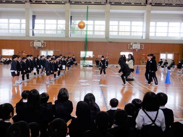 6年生に感謝の気持ちをかるたで表した2年生。6年生にかるたを取ってもらいました。