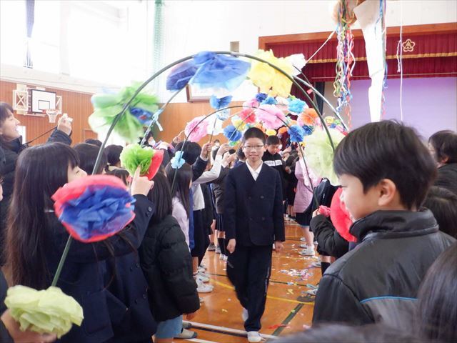 下級生が作ったトンネルをくぐって6年生退場