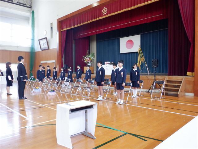 体育館に入場した6年生