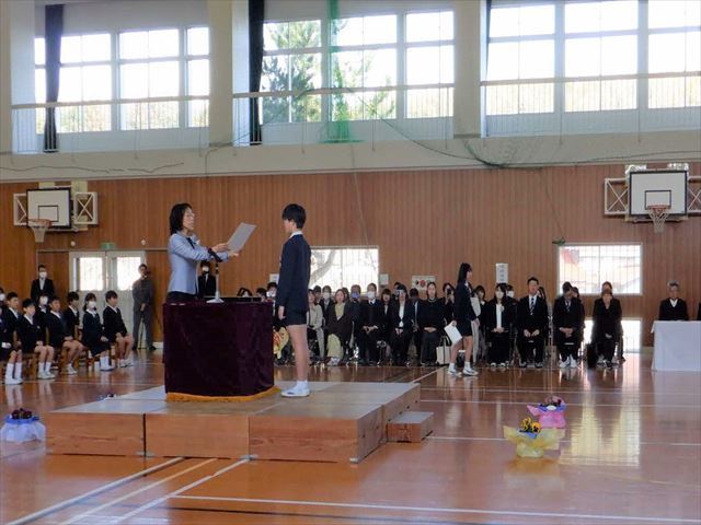 一人一人卒業証書を受け取る6年生
