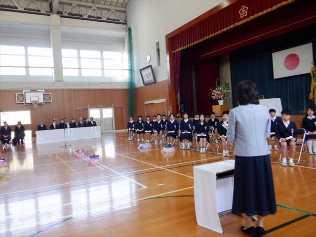 校長の祝辞を聞く6年生