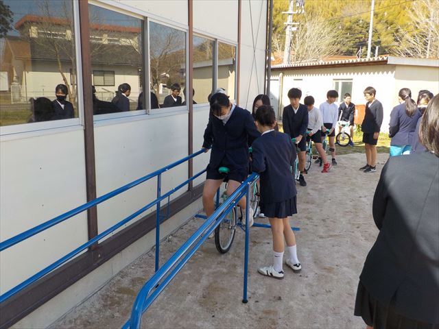 一輪車の練習にチャレンジする6年生１