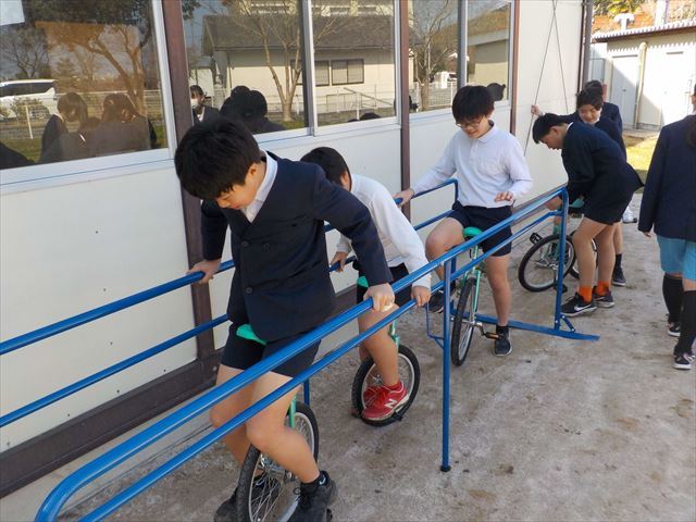 一輪車の練習をする6年生２