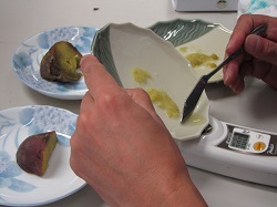芋の糖度を計測する様子の写真