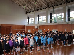 歌を歌う全校児童の写真
