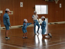 体育館で縄跳びをする児童の写真1