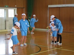 体育館で縄跳びをする児童の写真2