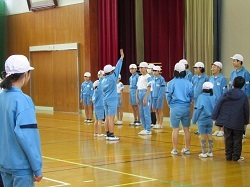 選手宣誓をする代表児童の写真