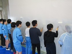 壁を塗る児童の写真1