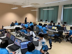 パソコンを使って作業する児童の写真