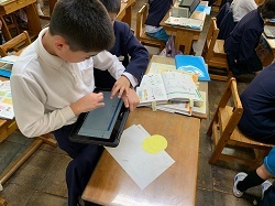 コンピュータで資料を作成する児童の写真