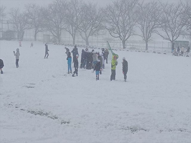 雪の中で遊ぶ子ども達１