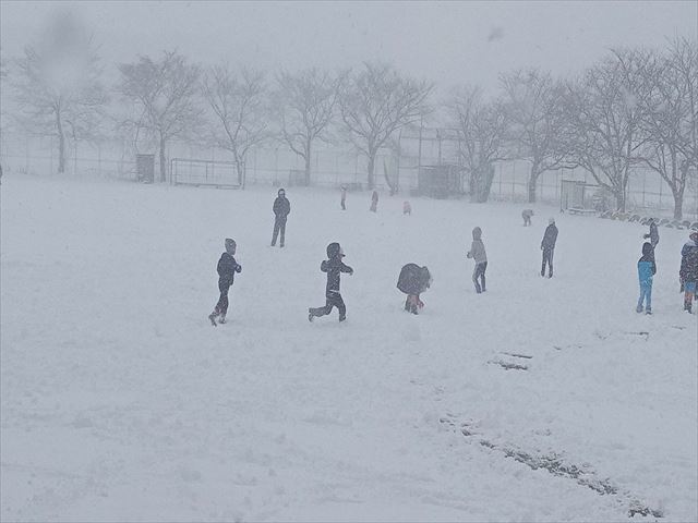 雪の中で遊ぶ子供たち２