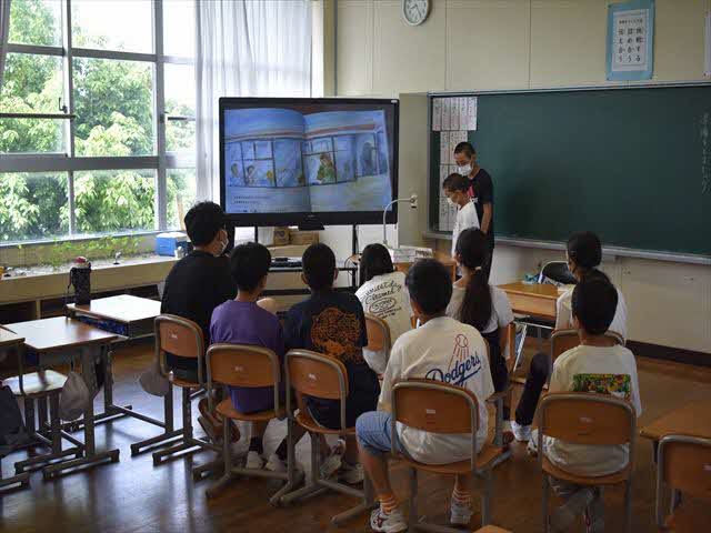 図書委員会による読み聞かせ