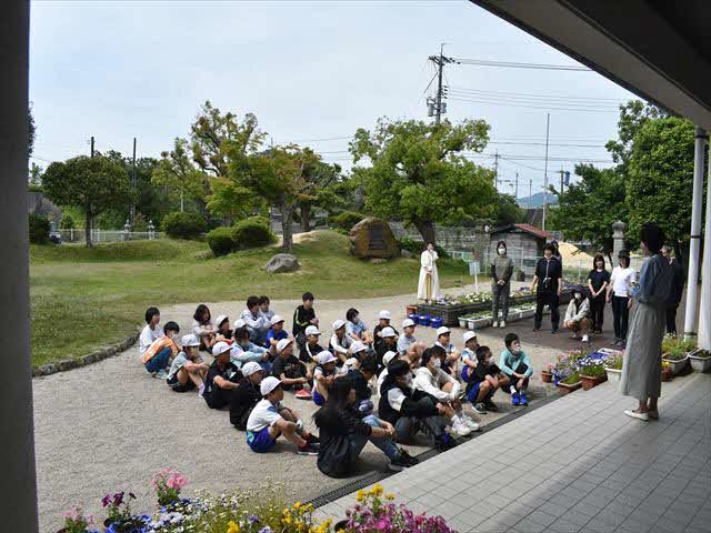 人権の花苗植え4