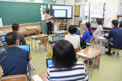 校内で行った教職員ICT研修の様子です。