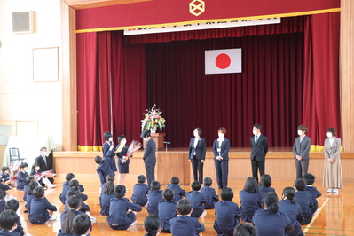 離退任式の手紙渡しと花束贈呈