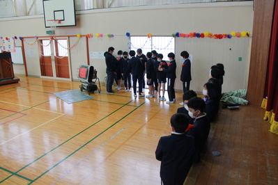 入場を待つ6年生