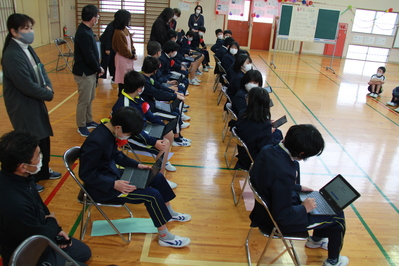 6年生が回答する様子