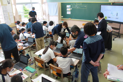 多くの先生方が児童の様子に興味津々でした