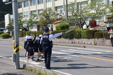 学校前の横断歩道で渡り方を練習しています。