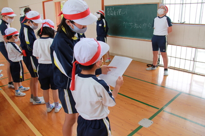 赤組の練習の様子です。高学年が1年生の横で教えています。