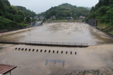 前日の雨で校庭が水浸し