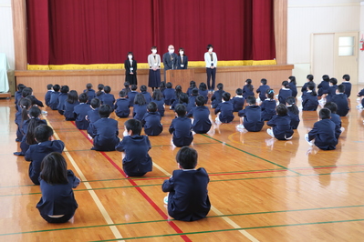 着任式にて。新しく来られた先生方