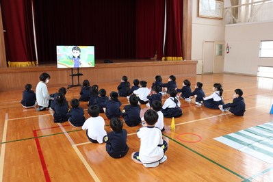 DVDで道路にひそむ危険について学びました