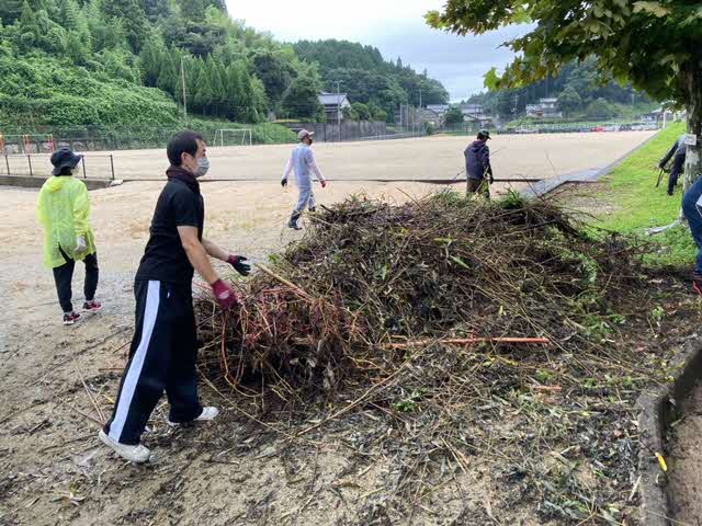 刈った草の片づけ