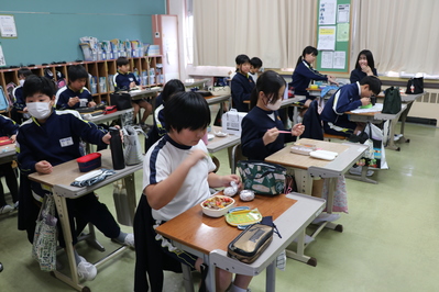 おいしそうに食べています