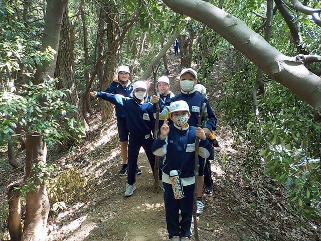 協力して登山