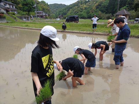 腰をかがめて