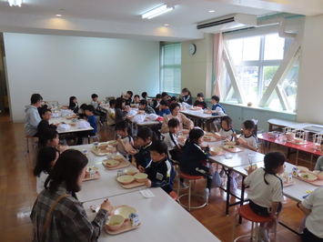 給食の様子１