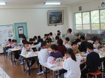 給食の様子２