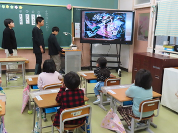 読み聞かせの風景