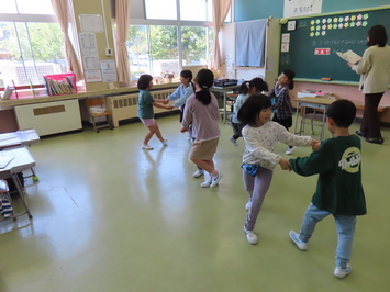 歌に合わせてダンス