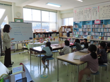 本の借り方の説明を聞きます