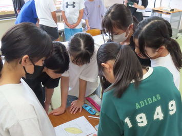 みんなで集まって説明を聞く