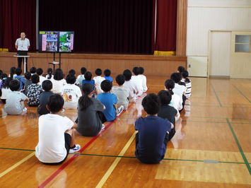良い姿勢で話を聞きます