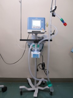 (写真4)人工呼吸器