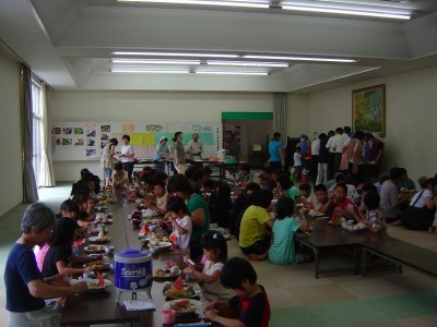 七夕の手作りバイキングを食べる子供たち