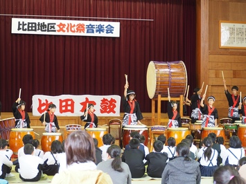 比田地区文化祭の様子です。子どもたちが比田太鼓を演奏しています。