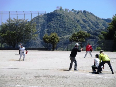 青空のもと試合のようす