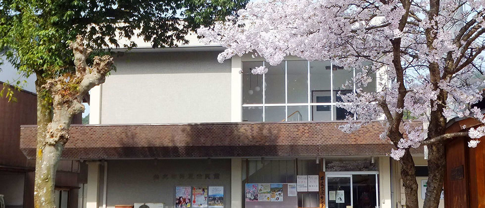 井尻交流センターと桜