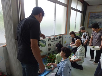 植物を選ぶ様子