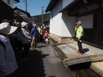 茶室の話を聞く参加者