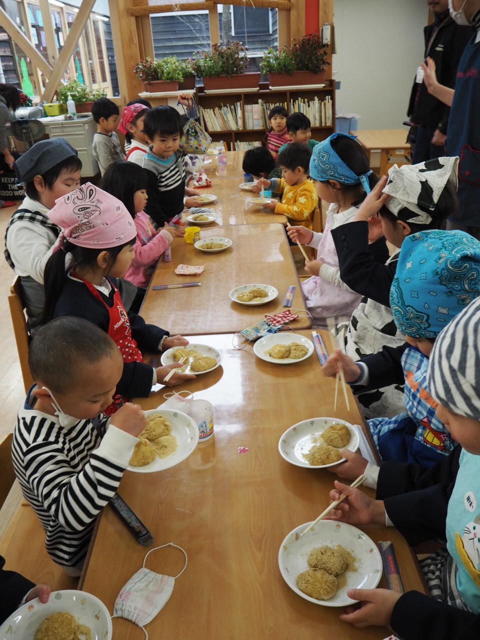 みんなで一緒におもちを食べている様子